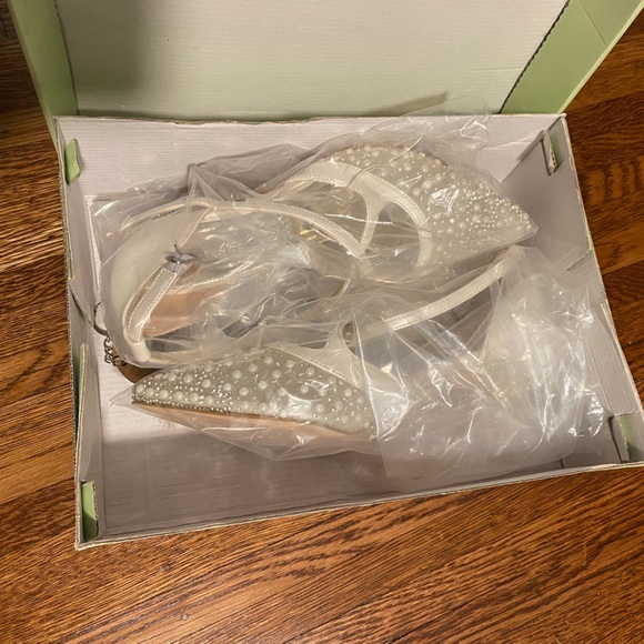NIB Vintage-Inspired Kitten Bridal Heels Size 7 - Picture 3 of 4
